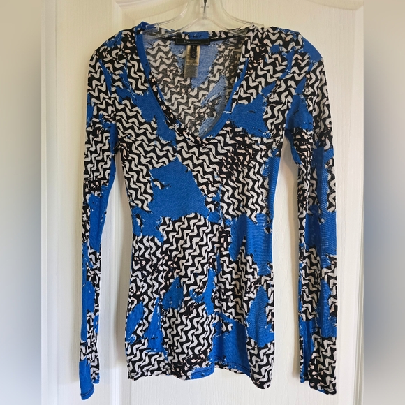 BCBGMaxAzria Blue Black & White Geo Print Long Sleeve V-Neck Top, XS - Picture 1 of 5